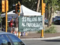 Udine 10 agosto 2013 Protesta contro la costruzione del parcheggio sotterraneo di piazza I Maggio. Nelle foto le scritte di protesta lungo il camminamento per via Porta Nuova e il gazebo per la raccolta firme. © Foto Petrussi Foto Press / Ferraro Simone