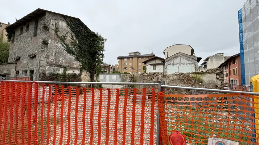 L’area delle costruzioni in degrado e demolite in via Ronchi (Foto petrussi)