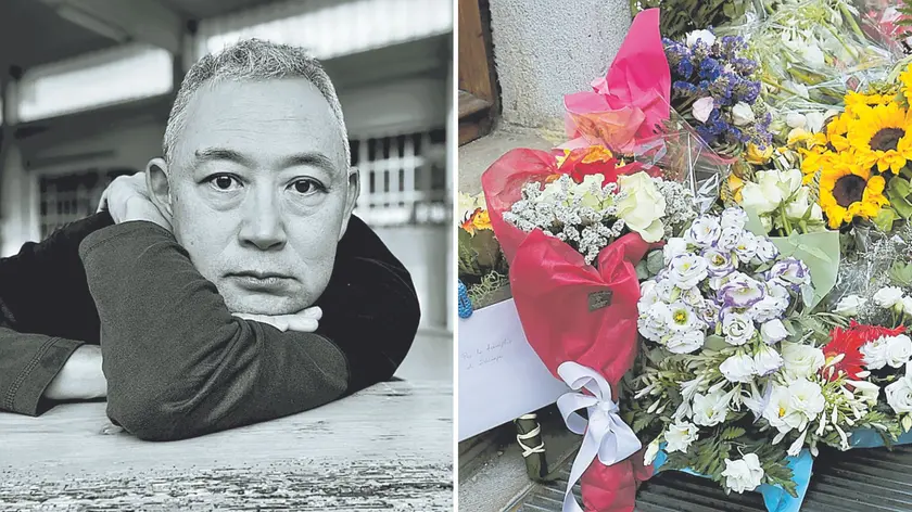 L'imprenditore Shimpei Tominaga e, a destra, fiori davanti al luogo dell’aggressione