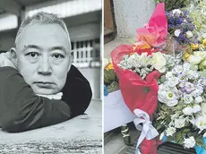 L'imprenditore Shimpei Tominaga e, a destra, fiori davanti al luogo dell’aggressione