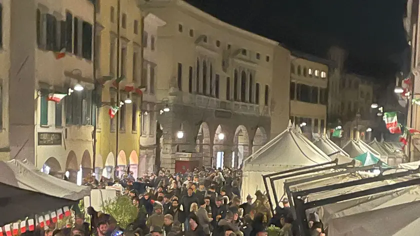 La folla in via Mercatovecchio alle due di notte