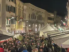 La folla in via Mercatovecchio alle due di notte