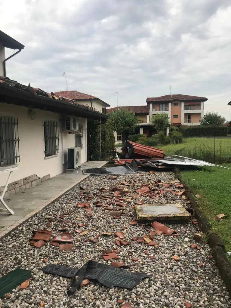 Ingentissimi i danni riportati da Latisana e a Latisanotta. A fare un primo bilancio è sindaco Lanfranco Sette che ha così commentato il maltempo che nella notte tra mercoledì e giovedì si è abbattuto sulla Bassa colpendo in particolar modo la zona di Latisana. Al momento, come riporta il primo cittadino, Via Roma e Via Gaspari si presentano con molti alberi divelti dal parco Gaspari. La situazione peggiore si registra però in via Trieste dove numerose abitazioni sono state scoperchiate e si sono riempite d’acqua. In un caso un tetto è letteralmente volato via planando su alcune auto parcheggiate. La protezione civile è al lavoro con i vigili del fuoco e verranno utilizzati anche i macchinari del Comune per rimuovere i detriti e gli alberi”. Il sindaco raccomanda di evitare, per ora le arterie principali della città. Qui la situazione aggiornata