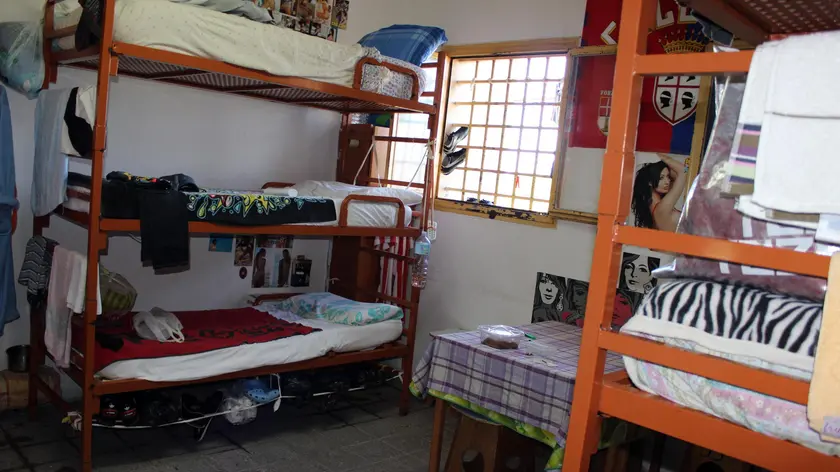Una foto scattata all?interno del carcere Buoncammino di Cagliari dal sindacalista della Uilpa Eugenio Sarno e consegnate alla stampa, 13 agosto 2013. "Il carcere di Buoncammino e' una struttura degradata, sovraffollata, inadeguata a ospitare 500 persone. In una cella da due persone ce ne sono sei, gli spazi sono angusti. Dove si cucina si va anche al bagno. Solo grazie all'impegno del personale della polizia penitenziaria, del direttore, regge in queste condizioni, ma si fa sentire la carenza di personale". E' quanto emerge dal sopralluogo effettuato nella struttura penitenziaria di Cagliari dal segretario nazionale della Uilpa, Eugenio Sarno nell'ambito di un tour nazionale "Lo scatto dentro, la verita' venga fuori". All'interno del carcere sono state scattate una quarantina di fotografie, consegnate alla stampa, che testimoniano "l'inferno" dietro le sbarre. ANSA/ UFFICIO STAMPA +++ HO - NO SALES - EDITORIAL USE ONLY +++
