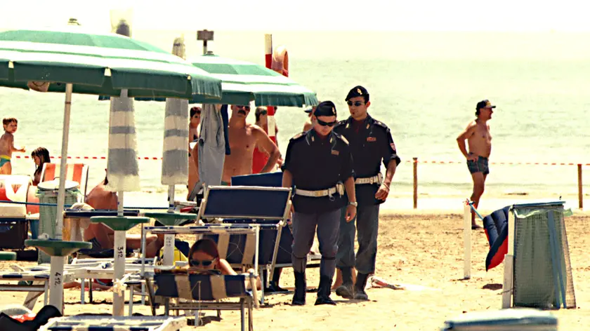 Lignano 7 luglio 2000 I controlli della polizia sulla spiaggia di Lignano dopo lo scoppio di un ordigno TELEFOTO FOTO AGENCY ANTEPRIMA
