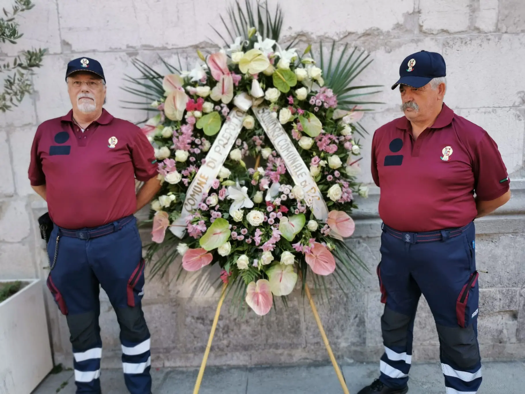 Sono stati celebrati nel duomo di Cividale i funerali di Elena Lo Duca, 56 anni, coordinatrice della Protezione civile di Prepotto, morta travolta da un albero lo scorso 22 luglio mentre era impegnata in un sopralluogo in un’area boschiva interessata da un incendio proprio nella zona di Prepotto. Presenti alle esequie di Lo Duca, assistente capo della polizia al commissariato di Cividale, anche il vicecapo del Dipartimento della Protezione civile nazionale, Immacolata Postiglione, il vicecapo della Polizia, Vittorio Rizzi, il presidente della Regione, Massimiliano Fedriga, il suo vice Riccardi e una folta delegazione di sindaci friulani, i questori delle quattro province, il prefetto di Udine Marchesiello e tanti volontari della Pc. Il feretro, accolto all’ingresso del duomo dal picchetto della Protezione civile e della Polizia e da un lungo applauso.
