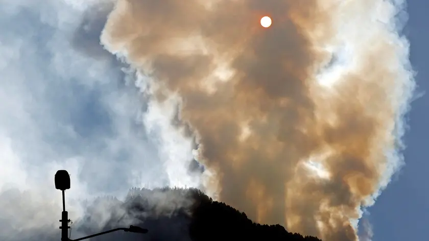 epa11104066 A column of smoke caused by a forest fire on El Cable Hill, in Bogota, Colombia, 25 January 2024. A total of 31 forest fires are active in Colombia and affect nine departments and Bogota, where the emergency continues due to fires in two of its hills, the National Disaster Risk Management Unit (Ungrd) reported. The most worrying are those of the eastern hills and El Cable of Bogota, since the smoke spreads throughout a good part of the capital and is affecting air quality and air operations. EPA/Mauricio Duenas Castaneda