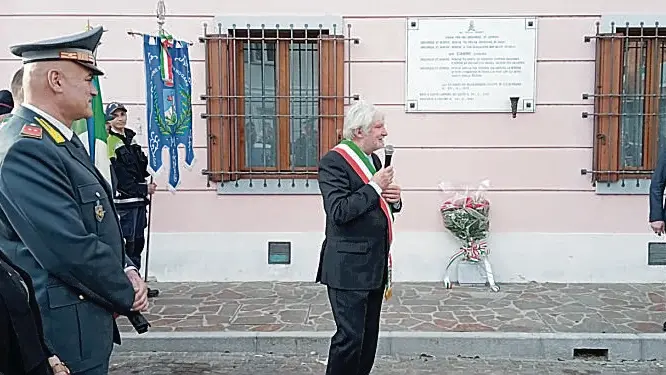 La cerimonia di commemorazione, alla presenza del sindaco, con la deposizione del mazzo di fiori sotto la lapide