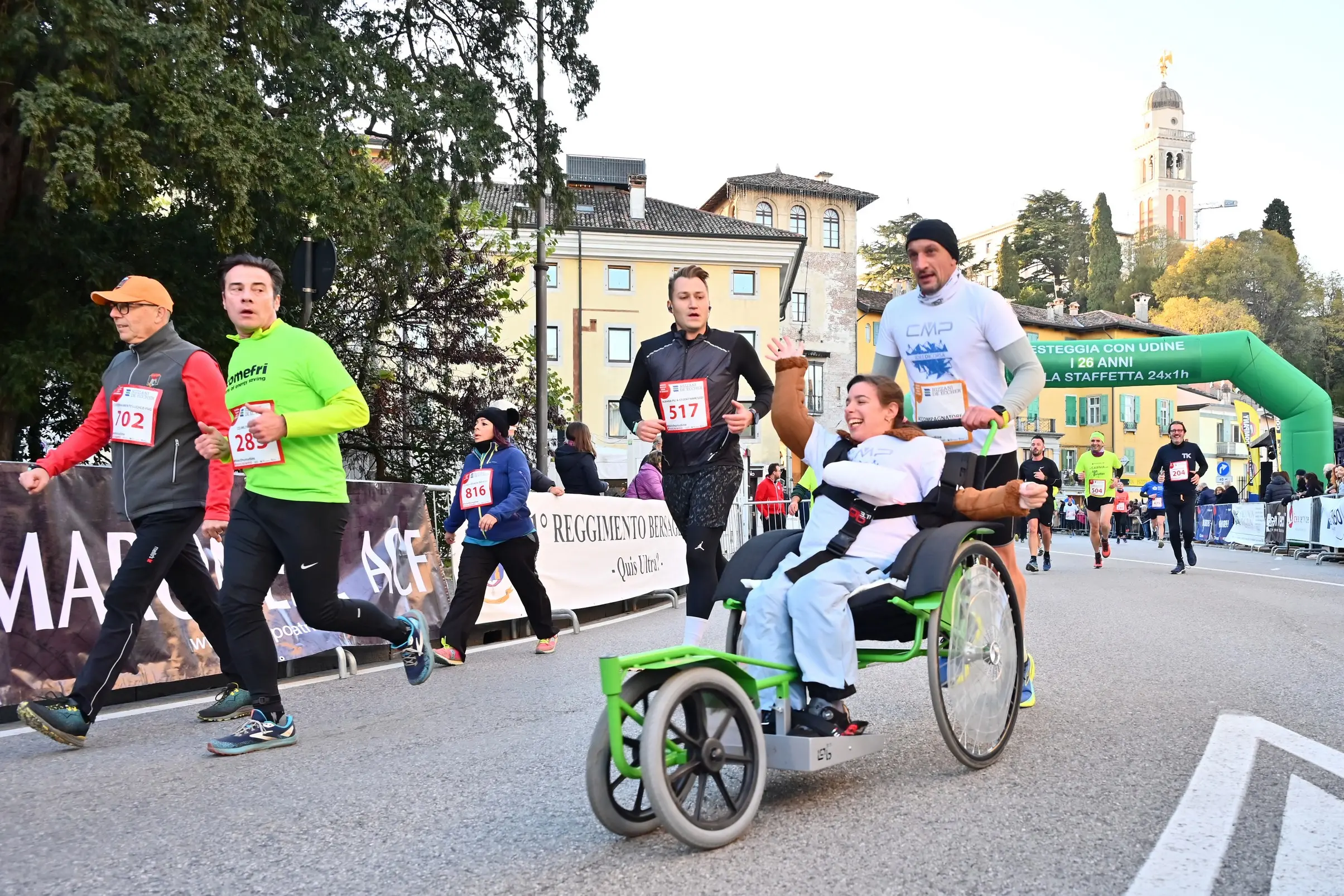 La 26esima edizione della Staffetta Telethon ha visto Udine animata da 870 squadre, per un totale di oltre 22mila partecipanti, tra cui 1.500 studenti. L'evento, che si è svolto dal 30 novembre al 1 dicembre, ha battuto un nuovo record di solidarietà, con la speranza di superare i 320mila euro di donazioni per la ricerca sulle malattie genetiche rare. Molti sportivi, tra cui il campione paralimpico Antonio Fantin, hanno preso parte all'iniziativa, insieme a tanti altri volontari e partecipanti, che hanno corso su un percorso di 1.920 metri nel cuore della città. Un grande successo, che ha coinvolto anche diverse associazioni e realtà locali. Foto Petrussi