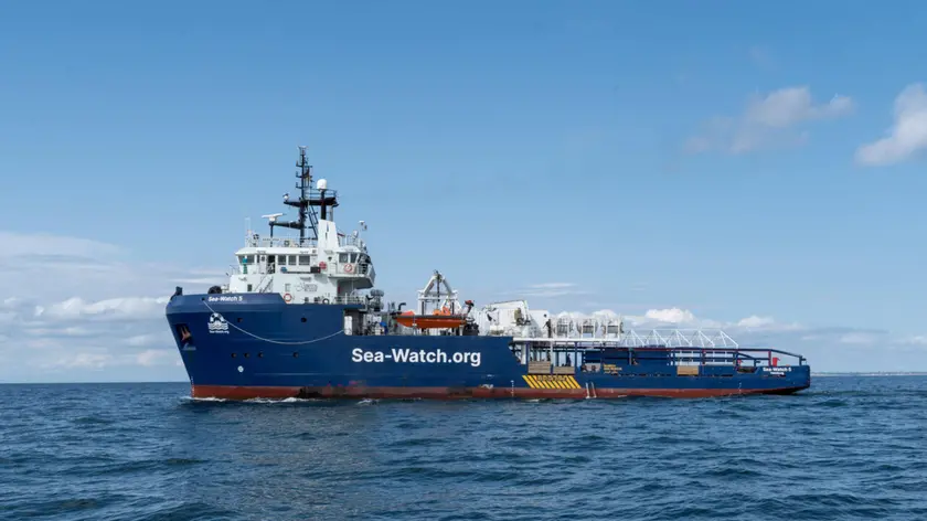 Nella serata di ieri l'equipaggio di Sea-Watch 5 ha salvato 50 persone in difficoltà in mare. Lo rende noto la stessa ong. L'imbarcazione in legno era stata avvistata e segnalata alle autorità dall'aereo da ricognizione di Sea-Watch, Seabird. Le persone soccorse sono a bordo della Sea-Watch 5 e sono in viaggio verso Civitavecchia, il porto assegnato dalle autorità italiane, 30 gennaio 2024. ANSA/US SEA WATCH +++ NPK +++ NO SALES, EDITORIAL USE ONLY +++