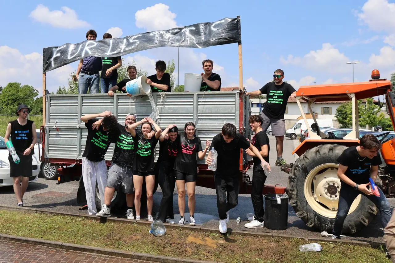 Una tradizione oramai consolidata a Udine: gli studenti, al termine delle lezioni, decidono di "rinfrescarsi" con bottiglie d'acqua e gavettoni (Foto Petrussi)