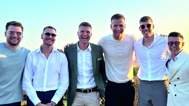 Luka Doncic, primo a sinistra, con il gruppo di compagni di squadra a Castelvecchio