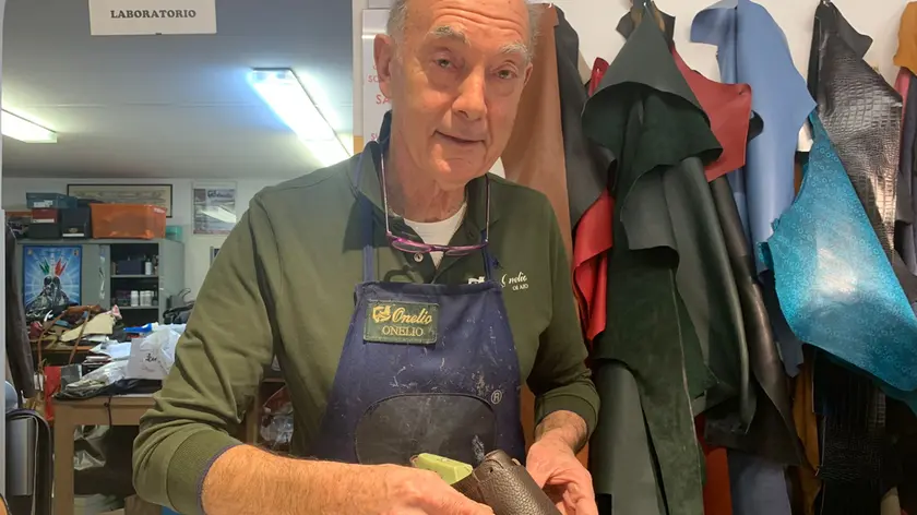 Onelio Chittaro nella sua bottega in via Mazzini a Udine