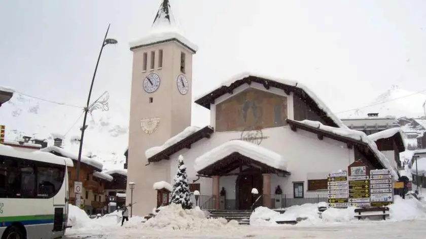 La chiesa innevata a Cervinia 15 dicembre 2012. ANSA/Enrico Marcoz