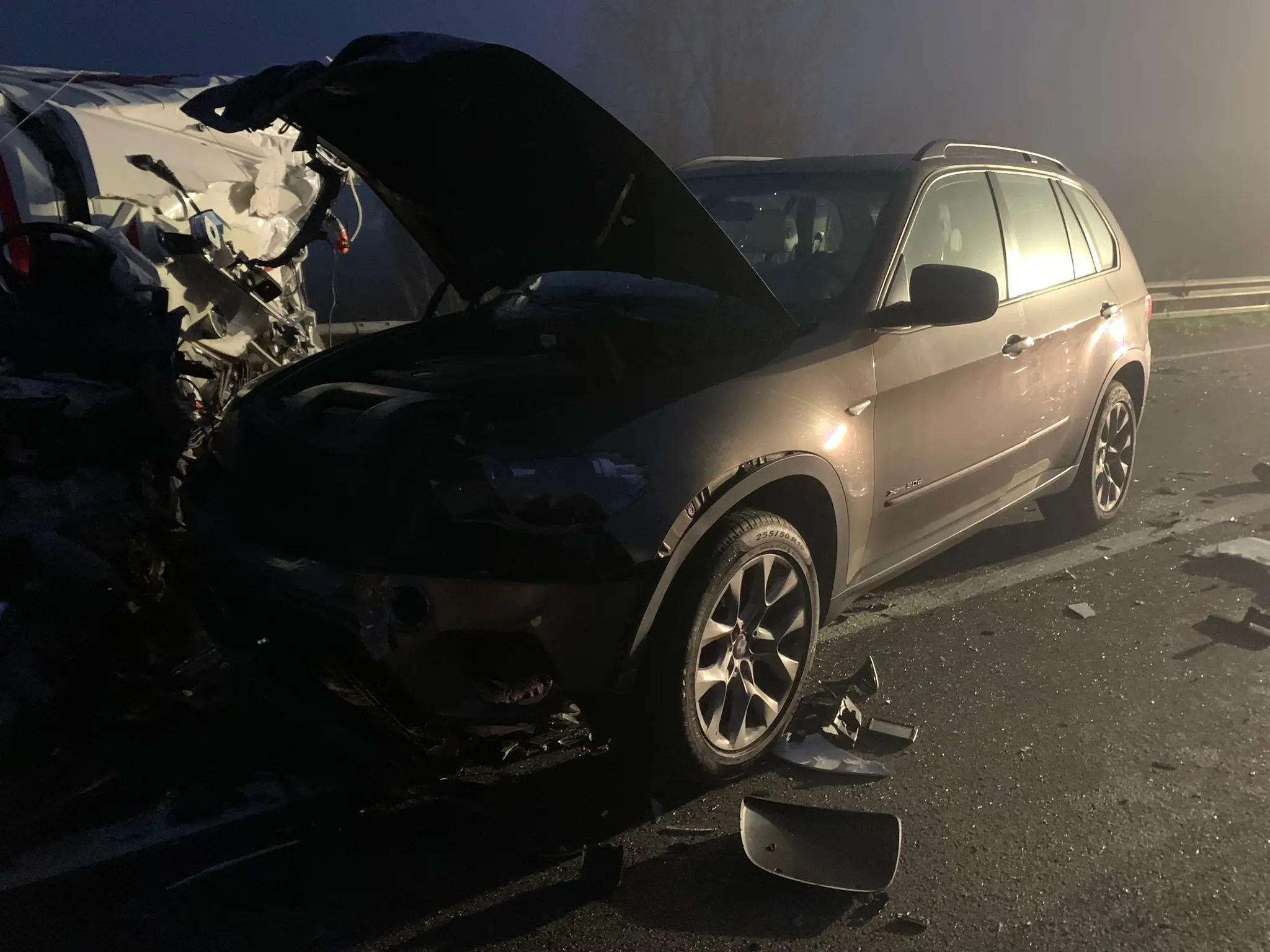 Un terribile incidente è costato la vita a tre persone oggi, martedì 2 gennaio, lungo la Cimpello-Sequals, all’altezza di Zoppola. A scontrarsi sono stati un’ambulanza della croce rossa, un Suv Bmw X5 e un camion. Il bilancio è tragico: cinque persone coinvolte, tre vittime e due feriti ricoverati in ospedale. Tra le ipotesi al vaglio un’invasione di corsia in un tratto di carreggiata contrassegnato dalla linea continua la causa dell'incidente. Ancora al lavoro le forze dell'ordine nonostante l'arrivo del buio: le immagini dal luogo dell'incidente © Foto Brisotto/Petrussi