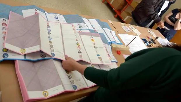 Schede elettorali in un seggio di una scuola al centro di Roma, 26 maggio 2013. ANSA/CLAUDIO ONORATI.