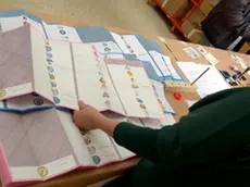 Schede elettorali in un seggio di una scuola al centro di Roma, 26 maggio 2013. ANSA/CLAUDIO ONORATI.