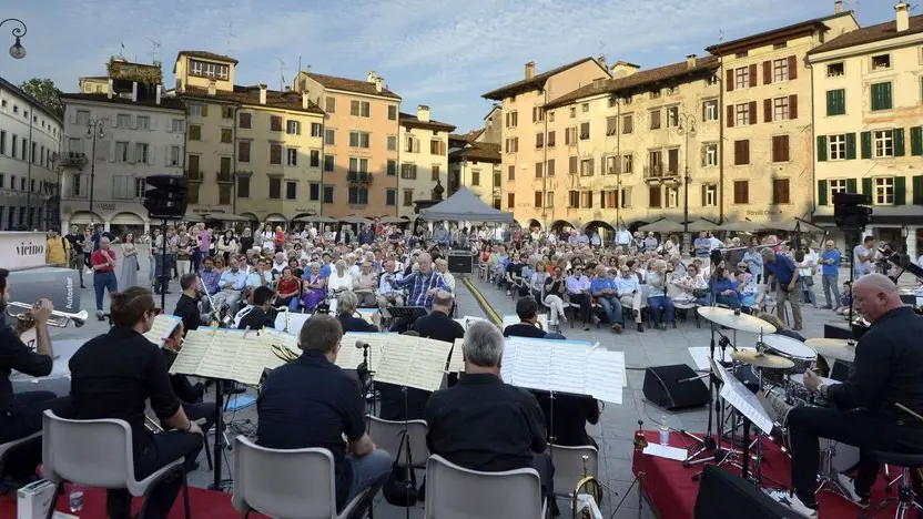 Udine, 22/06/2016 - Udin&Jazz 2016 - Associazione Euritmica - Piazza Matteotti - Grande Orchestra Jazz Città di Udine - Trombe: Emeri Chiavotti, Gabriele Marcon, Massimo Zinzone, Enrico Tavano Sassofoni: Nini Del Zotto, Nevio Zaninotto, Daniele Masolini, Alessio Roman, Marco Feruglio Tromboni: Maurizio Cepparo, Federico Biondi, Walter Candolini, Erik Cencigh Piano: Alessandro Scolz Chitarra Paolo Dal Sacco Contrabbasso: Canio Pepe Batteria Maurizio Pagnutti - Dirige il M° Lucio Fassetta - Foto Luca A. d'Agostino/Phocus Agency © 2016