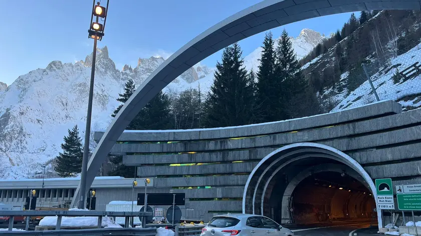 Il piazzale italiano della galleria, a Courmayeur (Aosta), 15 dicembre 2023. Il traforo del Monte Bianco riaperto dopo quasi nove settimane di chiusura per lavori. ANSA/US Geie Tmb +++ NO SALES, EDITORIAL USE ONLY +++ NPK +++