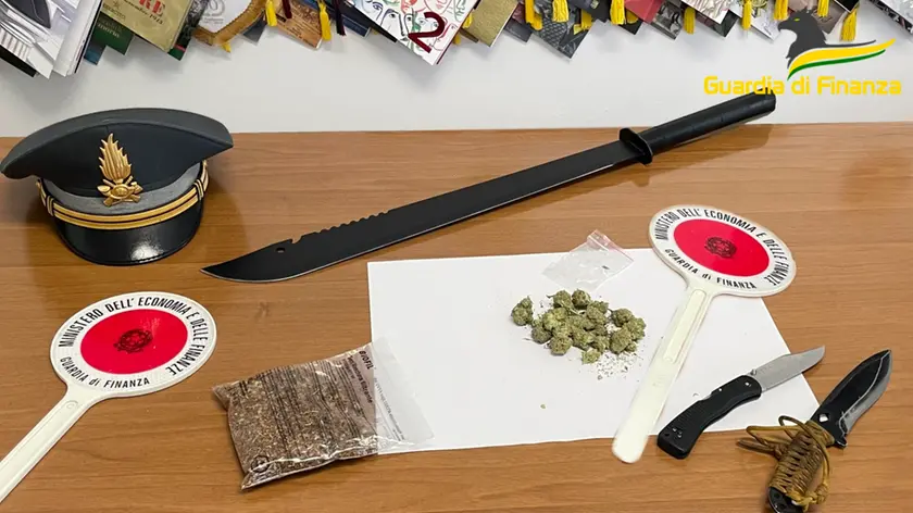Al valico di Stupizza con machete, coltello, pugnale e droga