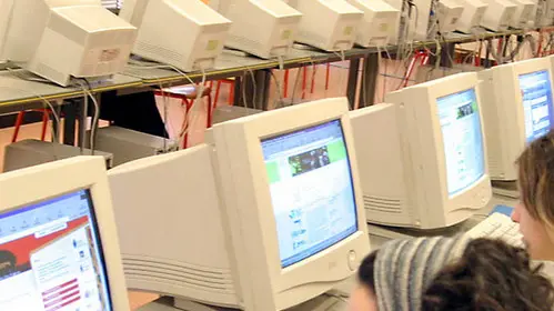 ANTEPRIMA Udine, 10 febbraio 2004. Ore 10.00 INFORMATICA AL DEGANUTTI Studenti dell' istituto Deganutti durante la lezione sull' uso dei computer nell'aula di informatica. Telefoto Copyright Foto Agency Anteprima www.anteprimafoto.it