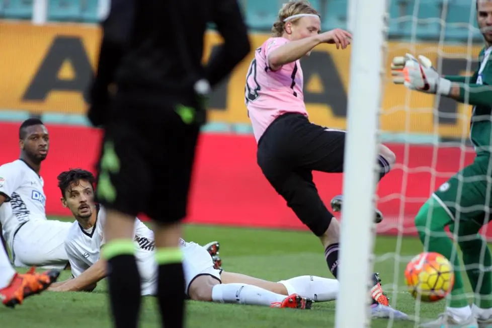 Palermo Oscar Hiljemark scores 2-0 goal during the Serie A soccer match Palermo vs Udinese at Renzo Barbera stadium in Palermo, 24 Jamuary 2016. ANSA/CORRADO LANNINO