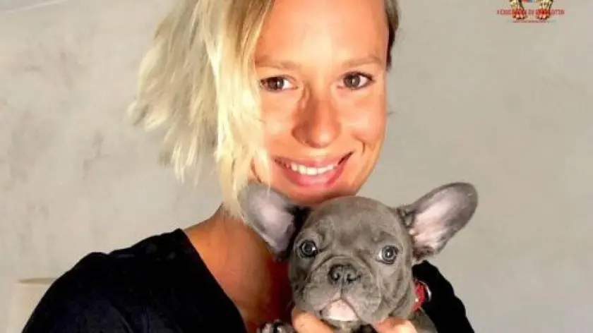 Una foto della nuotatrice Federica Pellegrini pubblicata nella galleria fotografica "star-dello-sport" del sito icucciolidicarlotta.net che pubblicitava cuccioli di bulldog francese spacciati come variante rara perché con manto di colori esotici tipo blu, grigio e lilla e per questo venduti a prezzi molto alti, anche 3.500 euro, ma che in realtà erano semplici meticci, 14 goungo 2020. Determinante, per la loro promozione, il ruolo involontario di di vip come Pellegrini, Totti e Nainggolan, dei quali la consegna dei cuccioli o momenti di intrattenimento con gli animali venivano fotografati e documentati con post. ANSA +++ ATTENZIONE LA FOTO NON PUO? ESSERE PUBBLICATA O RIPRODOTTA SENZA L?AUTORIZZAZIONE DELLA FONTE DI ORIGINE CUI SI RINVIA +++ ++ HO - NO SALES, EDITORIAL USE ONLY ++