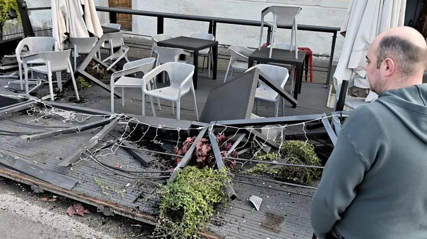 Pedana, i tavoli, le sedie e parapetto distrutti nell'area esterna del bar Beethoven, in piazza Primo Maggio (foto Petrussi)