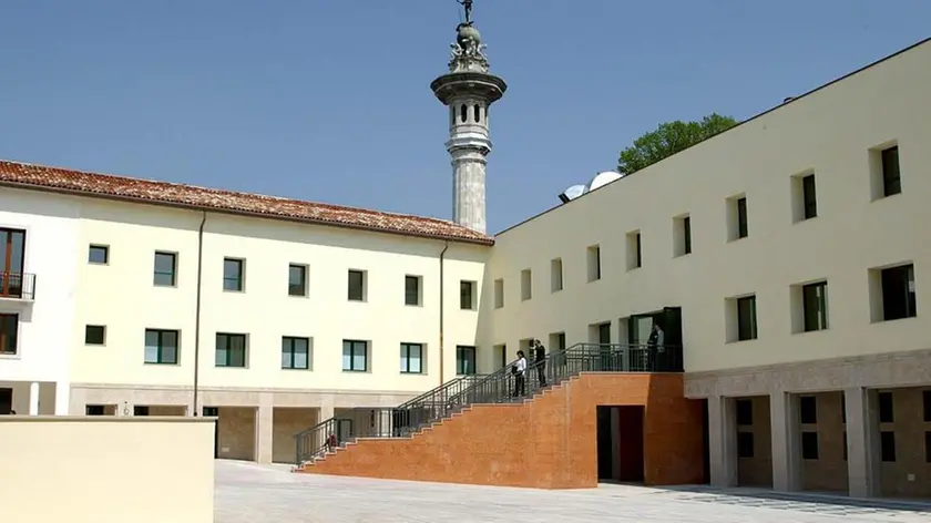 FOTO MISSINATO PORDENONE 27.04.04 NUOVA SEDE DELLA PROVICIA INAUGURAZIONE IN CORSO GARIBALDI, UNA VEDUTA DEL PALAZZO SBROJAVACCA