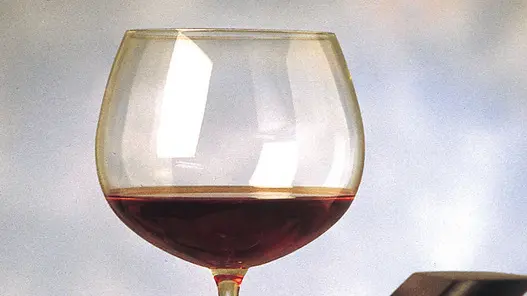 20050818 - ROMA - CRO - VINO, IN ETICHETTA MISURE CONTRO ALLERGIE DA VENDEMMIA 2005 - Un bicchiere di vino rosso prodotto in Trentino in una foto d'archivio del 6 luglio del 2005. Due regolamenti comunitari ( 753/2002 e 199/2004) hanno stabilito che a partire dalla prossima vendemmia sulle etichette delle bottiglie di vino dovra' essere indicata la presenza di anidride solforosa, qualora venga superata la soglia di 10 milligrammi per litro di questo additivo. ANSA / RED