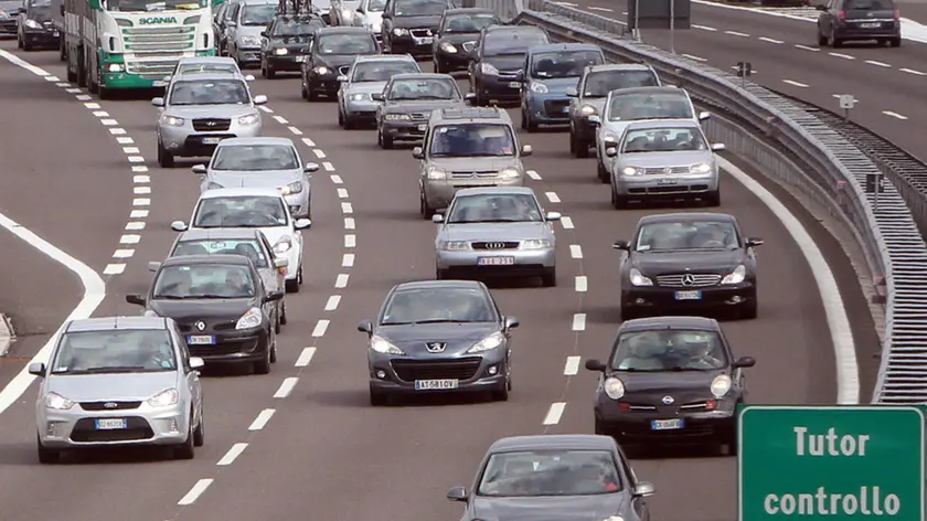 Traffico sull'autostrada A14 direzione mare nel tratto urbano di Bologna in una foto di archivio. ANSA / MICHELE NUCCI