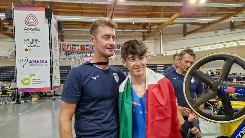 Davide Stella con il ct Salvoldi dopo l’oro nello scratch