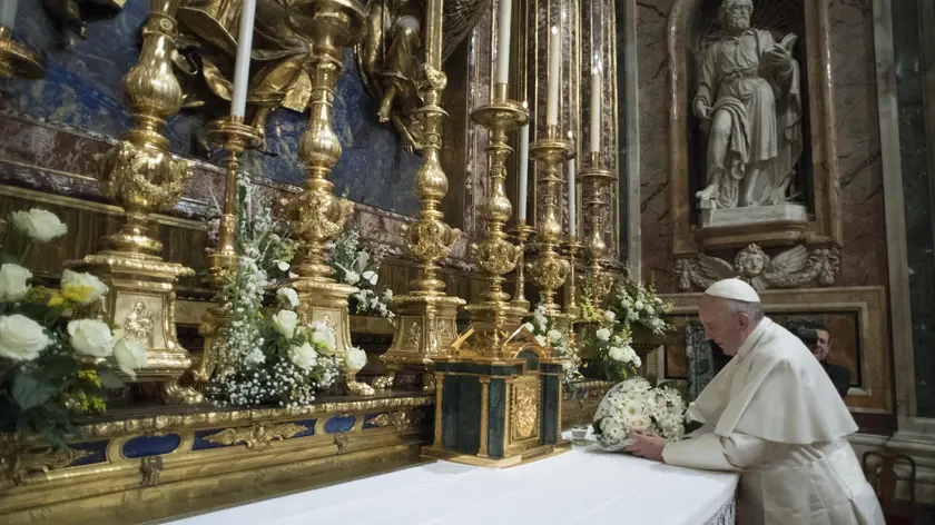 Papa Francesco durante le celebrazioni, in piazza di Spagna e a Santa Maria Maggiore, in occasione della Festa dell'Immacolata, Roma, 8 dicembre 2016. ANSA/ OSSERVATORE ROMANO +++ HO - NO SALES, EDITORIAL USE ONLY +++