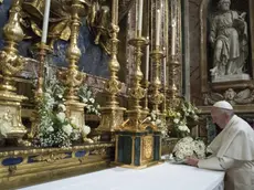 Papa Francesco durante le celebrazioni, in piazza di Spagna e a Santa Maria Maggiore, in occasione della Festa dell'Immacolata, Roma, 8 dicembre 2016. ANSA/ OSSERVATORE ROMANO +++ HO - NO SALES, EDITORIAL USE ONLY +++