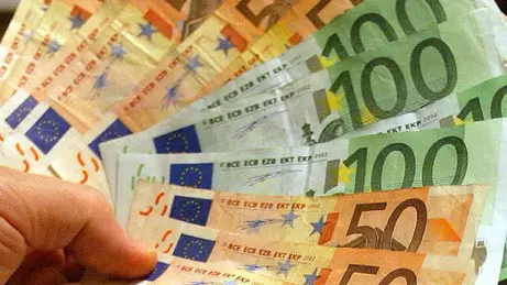 20070301 - ROMA -ECO - ISTAT: DEFICIT-PIL AL 4,4% NEL 2006, MASSIMO DA 10 ANNI. Il conteggio di banconote di vario taglio. ''L'indebitamento netto delle amministrazioni pubbliche in rapporto al Pil e' pari al 4,4% nel 2006, mentre nel 2005 era stato pari al 4,1%. In valore assoluto - precisa l'Istat - esso e' aumentato di oltre 6.000 milioni di euro, attestandosi sul livello di 64.743 milioni. ' ARCHIVIO -ETTORE FERRARI/ ANSA / CD