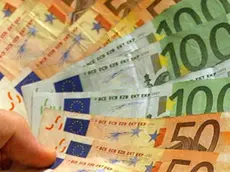20070301 - ROMA -ECO - ISTAT: DEFICIT-PIL AL 4,4% NEL 2006, MASSIMO DA 10 ANNI. Il conteggio di banconote di vario taglio. ''L'indebitamento netto delle amministrazioni pubbliche in rapporto al Pil e' pari al 4,4% nel 2006, mentre nel 2005 era stato pari al 4,1%. In valore assoluto - precisa l'Istat - esso e' aumentato di oltre 6.000 milioni di euro, attestandosi sul livello di 64.743 milioni. ' ARCHIVIO -ETTORE FERRARI/ ANSA / CD