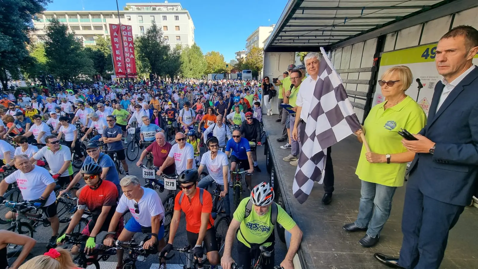 Edizione riuscita, la numero 49, per la Pordenone pedala, sotto un bel sole e con circa 4 mila partecipanti stimati. Il serpentone si è snodato da Pordenone a Porcia, Brugnera, Sacile, con rientro via Fontanafredda a Pordenone. Poi la tradizionale pastasciutta collettiva a Parco Galvani e le premiazioni delle categorie che hanno preso parte all’evento. Soddisfazione per il presidente Luigi Tomadini e lo staff che ha contribuito alla riuscita dell’evento.