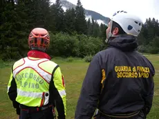 Un volontario del Soccorso alpino e un militare della Guardia di finanza (foto d'archivio)