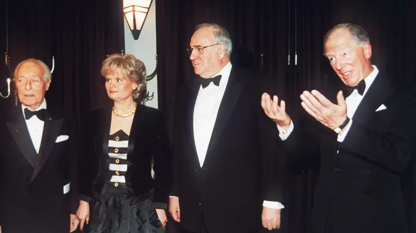 (L-r) Baron Guy De Rothschild, Hannelore Kohl and Bundeskanzler Helmut Kohl as Lord Jacob Rothschild (Filer 1994) . SPECIAL ANSA Damiana.