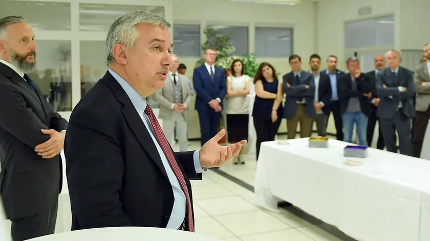 Il direttore Monestier con il direttore di Repubblica, Molinari (in primo piano) e i giornalisti del Messaggero Veneto durante l’inaugurazione della sede ristrutturata nel 2018
