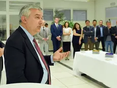 Il direttore Monestier con il direttore di Repubblica, Molinari (in primo piano) e i giornalisti del Messaggero Veneto durante l’inaugurazione della sede ristrutturata nel 2018