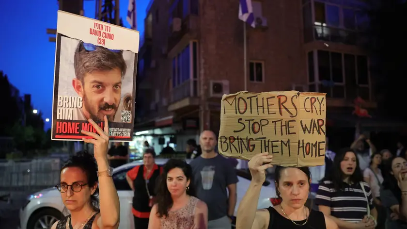 epa11298171 Protesters and supporters of Israeli hostages held by Hamas in Gaza during a protest calling for an immediate hostages release deal, outside Prime Minister Benjamin Netanyahu's residence, in Jerusalem, 24 April 2024. According to the Israeli IDF, 133 Israeli hostages are currently still being held by Hamas in Gaza. EPA/ABIR SULTAN