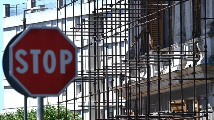 Un edificio in corso di ristrutturazione. Genova, 04 luglio 2022