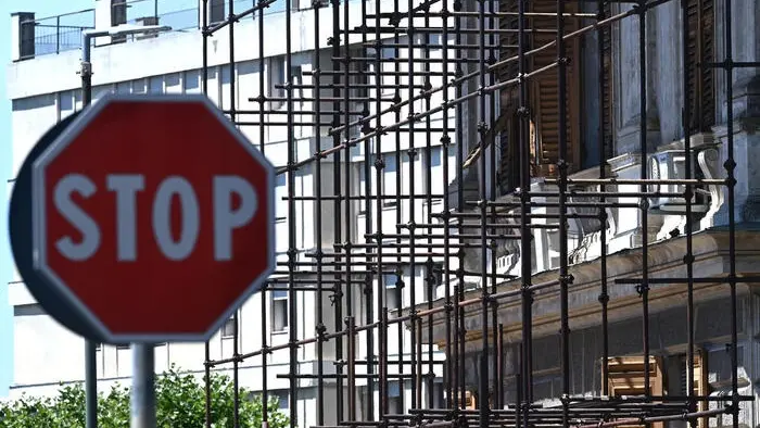 Un edificio in corso di ristrutturazione. Genova, 04 luglio 2022