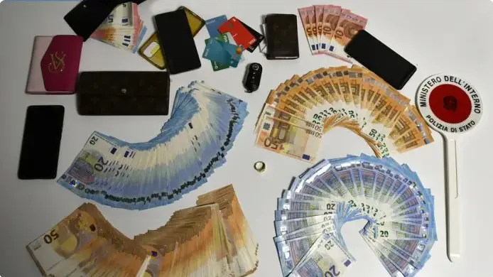 Il contante sequestrato dalla Mobile ai due peruviani