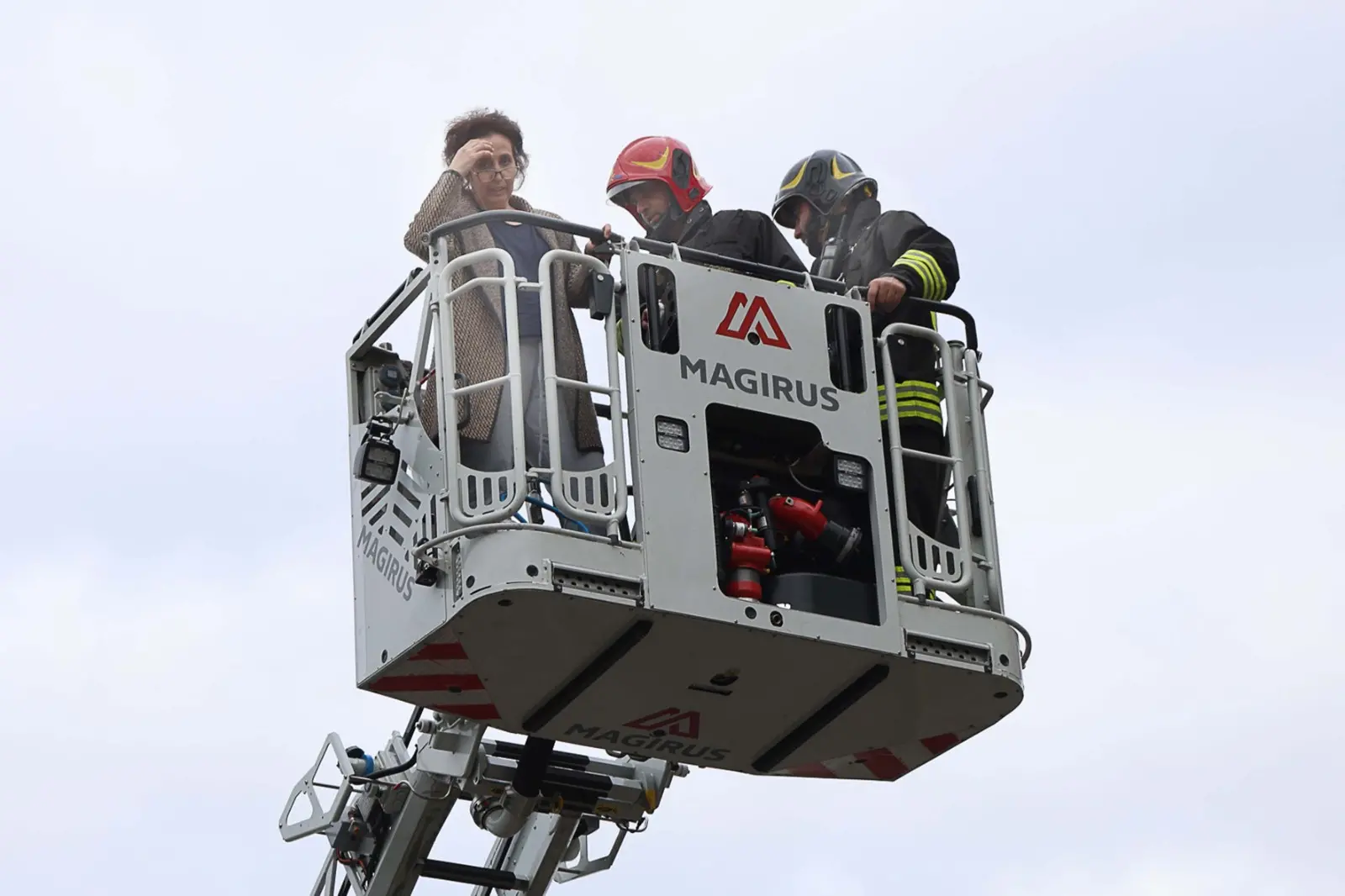 Ben 5 mezzi sono serviti per prestare soccorso ai residenti del condominio di via Pirona, in località Cussignacco (Udine)