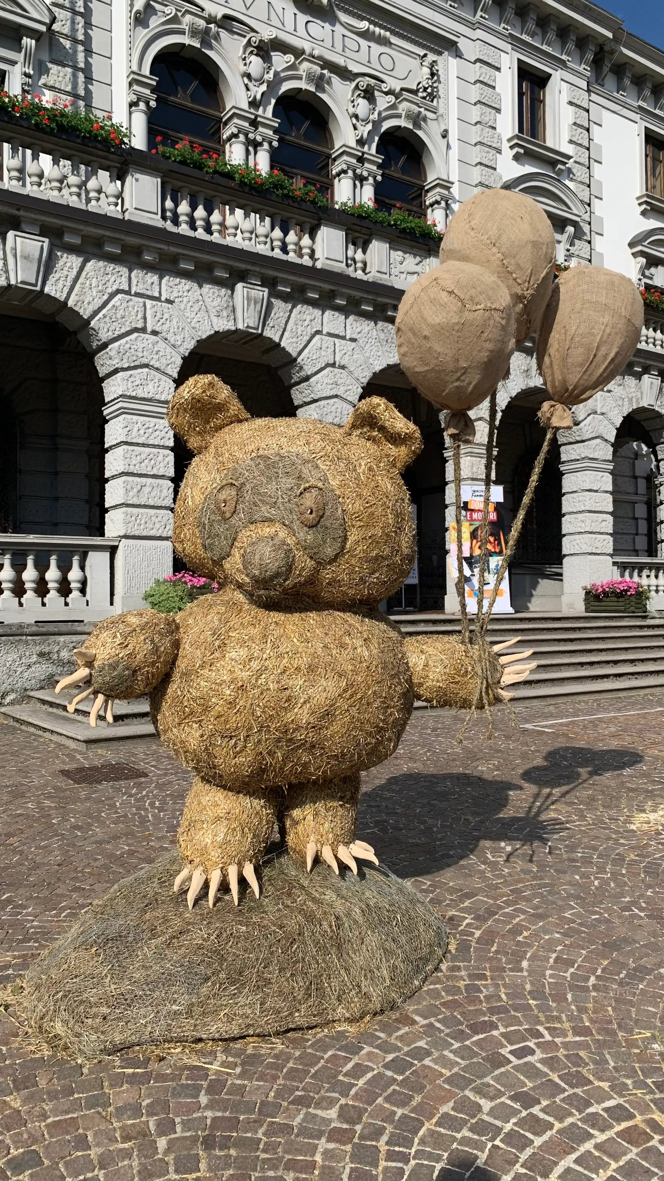 A Pontebba, in occasione di Fen Art 2024, sono arrivati artisti da Indonesia, Stati Uniti, Croazia, Slovenia, Ucraina, Lituania e Messico per la realizzazione di animali e creature fiabesche. Il comune si è riempito di visitatori sin dalla mattina di domenica 14 luglio, giunti per ammirare le sculture dei sei team costruite con impalcature di ferro, legno e rivestimento di paglia e fieno.