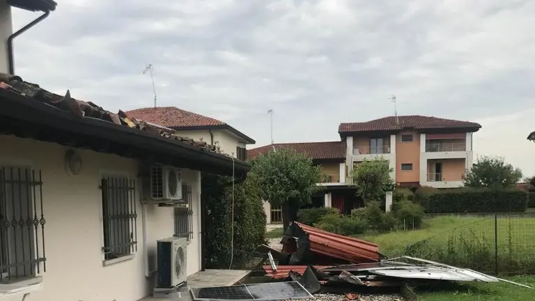 Le immagini di una casa scoperchiata a Latisana