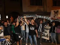 La festa dei tifosi dell'Udinese dopo la salvezza conquistata a Frosinone