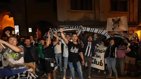 La festa dei tifosi dell'Udinese dopo la salvezza conquistata a Frosinone